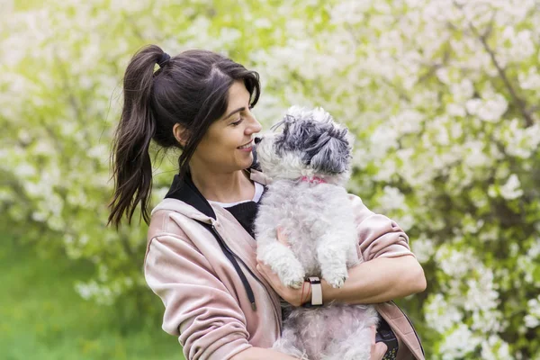 Hermosa Mujer Sonriente Abrazando Lindo Perro Havanese Pet Propietario Aire — Foto de Stock