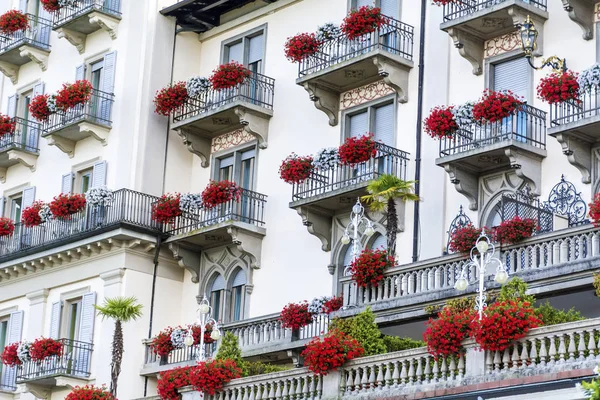 Typical Italian Hotel Facade Windows Geranium Flowers Blooming Abundantly — Stock Photo, Image