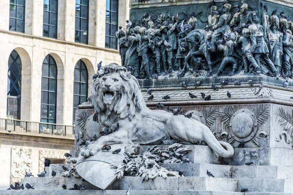 Estátua Leão Com Pombos Piazza Del Duomo Milão Norte Itália — Fotografia de Stock