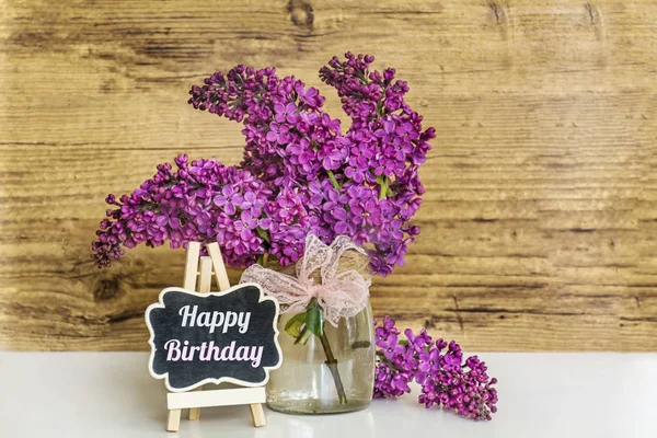 Buquê Primavera Lilac Com Fita Rosa Mensagem Aniversário Feliz Fundo — Fotografia de Stock