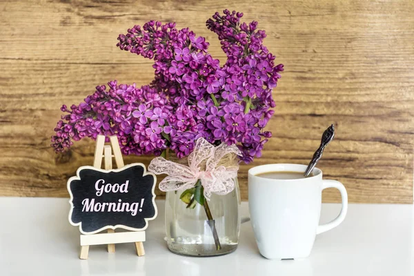 Bukett Lila Med Väckarklocka Kopp Kaffe Och Bra Morgon Text — Stockfoto