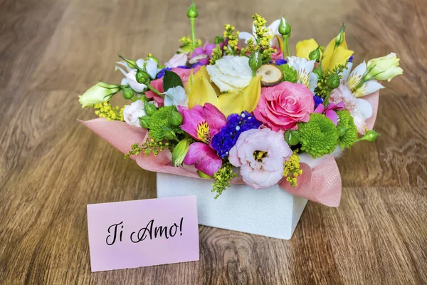 Λουλούδι Κουτί Πολύχρωμα Τριαντάφυλλα Φρέζια Και Πράσινο Τις Καλύτερες Ευχές — Φωτογραφία Αρχείου
