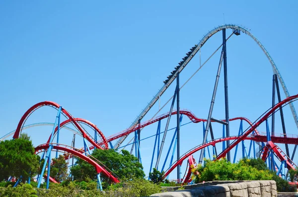 Salou, İspanya - 10 Haziran: Roller Coaster İspanya Port Aventura eğlence parkı içinde.