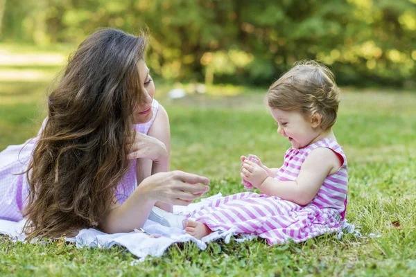 Mãe Feliz Com Sua Menina Parque Verão Mãe Filha Família — Fotografia de Stock