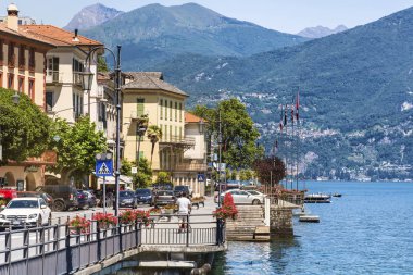 Tremezzo, İtalya-Haziran 27,2018: binalar ve ağaçlar İtalya kuzeyinde Lake Maggiore Tremezzo şehre ile Promenade sokak