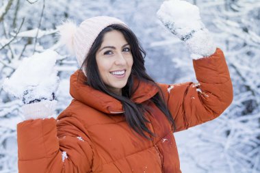 Bir kış Snowy orman içinde güzel gülümseyen genç kadın. Kış tatili