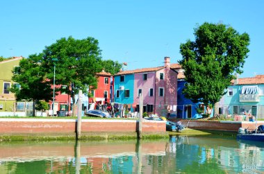 Burano, İtalya - Haziran 10,2016: renkli evleri ve kanallar Burano adası tekneleri ile oteller: Venedik, İtalya