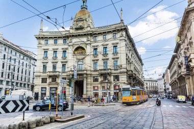 Milan, İtalya-Haziran 27,2018: Milan, İtalya'nın moda başkentinde Italy.Traffic şehir antik geleneksel binalar ile Main Street  