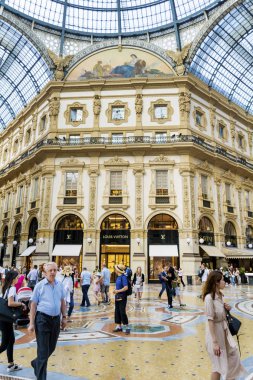 Milano, İtalya - 27 Haziran 2018: Galleria Vittorio Emanuele Ii'deki Lüks Mağazalar - Milano'nun En Popüler Alışveriş Merkezi.