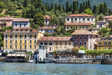 Bellagio, İtalya/Haziran 25,2018: Yaz şehirde Bellagio ve Como Gölü kuzeyinde İtalya doğal görünümü.