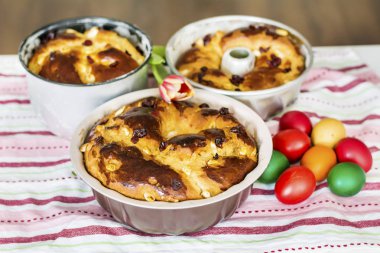 Ev yapımı tatlı Paskalya ekmek ve boyalı yumurta