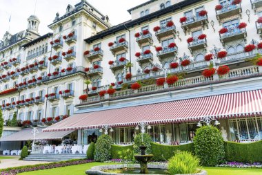 Stresa, Lake Maggiore, İtalya-Haziran 25,2018: Grand Hotel Des Iles Borromees Sardunya çiçekli bol bol çiçek açan Windows ile