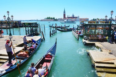 VENICE, İTALYA - 15 Haziran 2016: Venedik, İtalya Kanallarındaki Gondollar