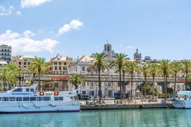 Genoa, İtalya-Haziran 27,2018: eski liman Cenova tekneler ve şehir manzaralı