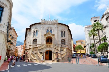 Monaco-Ville, Monaco/Haziran 15,2017: Monaco güneşli bir günde şehir antik binalar ile sokak