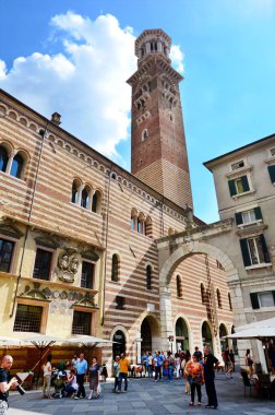 Verona, İtalya - 25 Haziran 2016: Lamberti kule Piazza delle Erbe Verona, İtalya