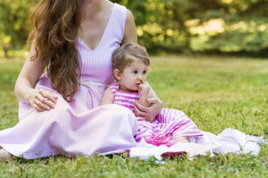 Mutlu anne ile bebek kızı yaz parkta. Anne ve kızı. Mutlu aile, anne küçük çocuk ile
