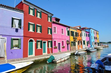 Burano, İtalya - Haziran 10,2016: renkli evleri ve kanallar Burano adası tekneleri ile oteller: Venedik, İtalya
