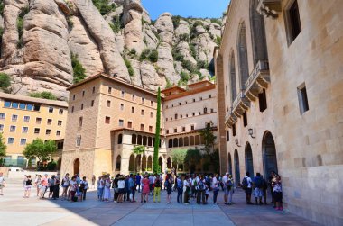 Montserrat, İspanya - 22, Haziran 2016: Santa Maria de Montserrat Manastırı ve dağlar büyük kayalar İspanya, Catalonia 