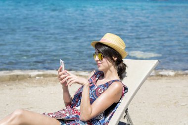 Güzel kadın inanılmaz arka plan üzerinde rahatlatıcı