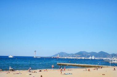 Cannes Cannes, Fransa - 13 Haziran 2016:City Beach. Riviera Sandy kıyı şeridi ve yıkananlara ile Fransız 