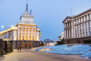 Sofia, Bulgaristan - 30 Ağustos 2018: Sofya, Bulgaristan Bakanlar Geceleri ışıkları ile Largo olarak bilinen