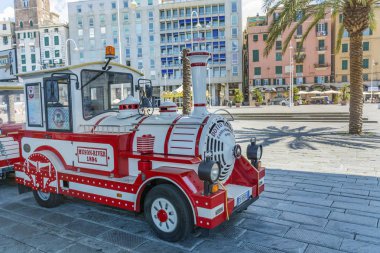 Cenova, İtalya: Haziran 24,2018: Kırmızı şehir Tur Servisi tren. City konumlar keşfetmek turist turistik tren 