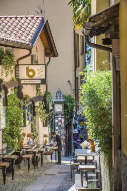 Como, İtalya, 27 Haziran 2018: Küçük bir Caddedeki Açık İtalyan Restoranı
