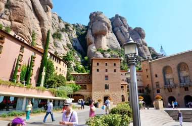 Montserrat, İspanya - 22, Haziran 2016: Santa Maria de Montserrat Manastırı ve dağlar büyük kayalar İspanya, Catalonia 