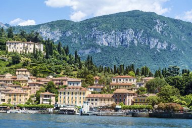 Bellagio, İtalya/Haziran 25,2018: Yaz şehirde Bellagio ve Como Gölü kuzeyinde İtalya doğal görünümü.