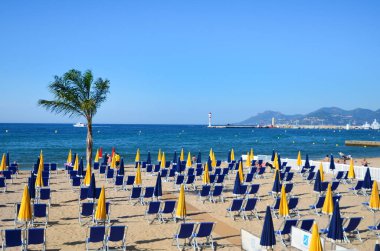 Cannes, Fransa - Haziran 13,2016: Lounge sandalye ve şemsiye plajda 