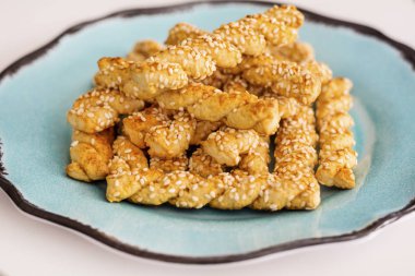 Kuru üzüm ve cevizli ev yapımı kurabiyeler.