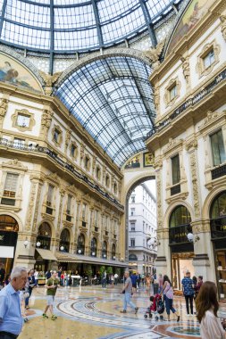 Milano, İtalya - 27 Haziran 2018: Galleria Vittorio Emanuele Ii'deki Lüks Mağazalar - Milano'nun En Popüler Alışveriş Merkezi.