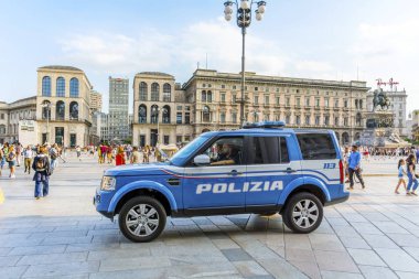 Milano, İtalya - 27 Haziran 2018:Milano'daki Duomo Katedrali Önünde Park Etmiş Büyük Yazı Polizia'lı İtalyan Polisi Mavi Araba