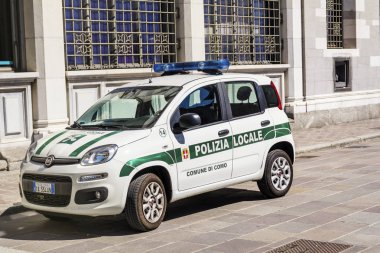 Como, İtalya - 27 Haziran, 2018:Italian polis arabaları ile büyük yazma yerel polise Polis Teşkilatı önünde park etmiş 