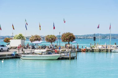 Sirmione, İtalya-Haziran 27,2018: Lago di Garda turist ziyaret Sirmione ile botlar ile Kuzey İtalya