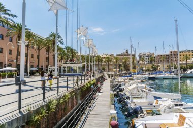 Genoa, İtalya-Haziran 27,2018: eski liman Cenova tekneler ve şehir manzaralı