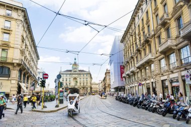 Milan, İtalya-Haziran 27,2018: Milan, İtalya'nın moda başkentinde Italy.Traffic şehir antik geleneksel binalar ile Main Street  
