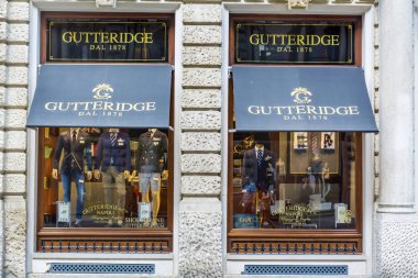 Milan, İtalya-Haziran 27,2018: vitrin Gutteridge butik - İtalyan yüksek moda erkek giyim markası bir ana caddede, Milano, İtalya