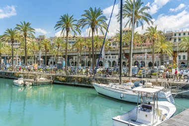 Genoa, İtalya-Haziran 27,2018: eski liman Cenova tekneler ve şehir manzaralı