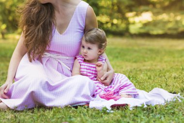 Mutlu anne ile bebek kızı yaz parkta. Anne ve kızı. Mutlu aile, anne küçük çocuk ile