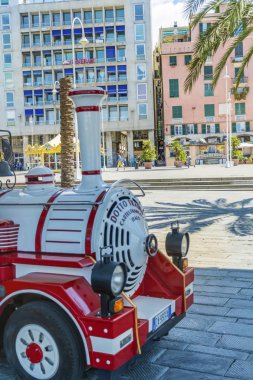 Cenova, İtalya: Haziran 24,2018: Kırmızı şehir Tur Servisi tren. City konumlar keşfetmek turist turistik tren 