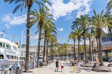 Genoa, İtalya-Haziran 27,2018: eski liman Cenova tekneler ve şehir manzaralı