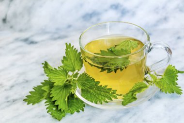 Hafif arka planda taze nane çayı