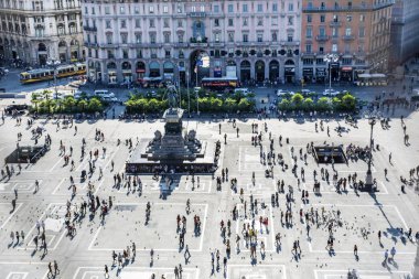 Milano,İtalya -27 Haziran 2018 :PIazza del Duomo, Milano Şehir Merkezinde Turist Kalabalığıyla ,İtalya.Duomo Kilisesi Çatısından En İyi Manzara