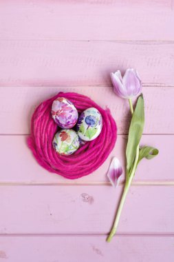 Pembe ahşap arka plan üzerinde pembe Paskalya yumurtaları. Paskalya dekorasyon. Dekupaj fikirler .