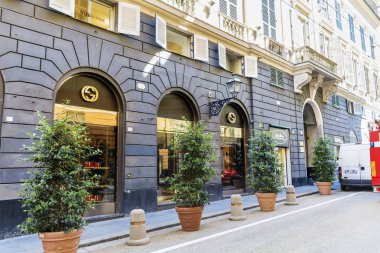 Milan, İtalya-Haziran 27,2018: vitrin Gucci butik - pahalı moda giyim markası bir ana caddede, Milano, İtalya