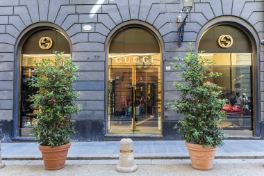 Milan, İtalya-Haziran 27,2018: vitrin Gucci butik - pahalı moda giyim markası bir ana caddede, Milano, İtalya