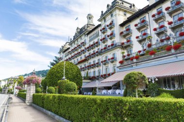 Stresa, Lake Maggiore, İtalya-Haziran 25,2018: Grand Hotel Des Iles Borromees Sardunya çiçekli bol bol çiçek açan Windows ile