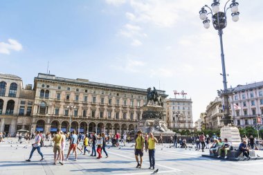 Milan, İtalya-Haziran 27,2018: Piazza del Duomo, Milan, İtalya şehir antik geleneksel binalar ile.